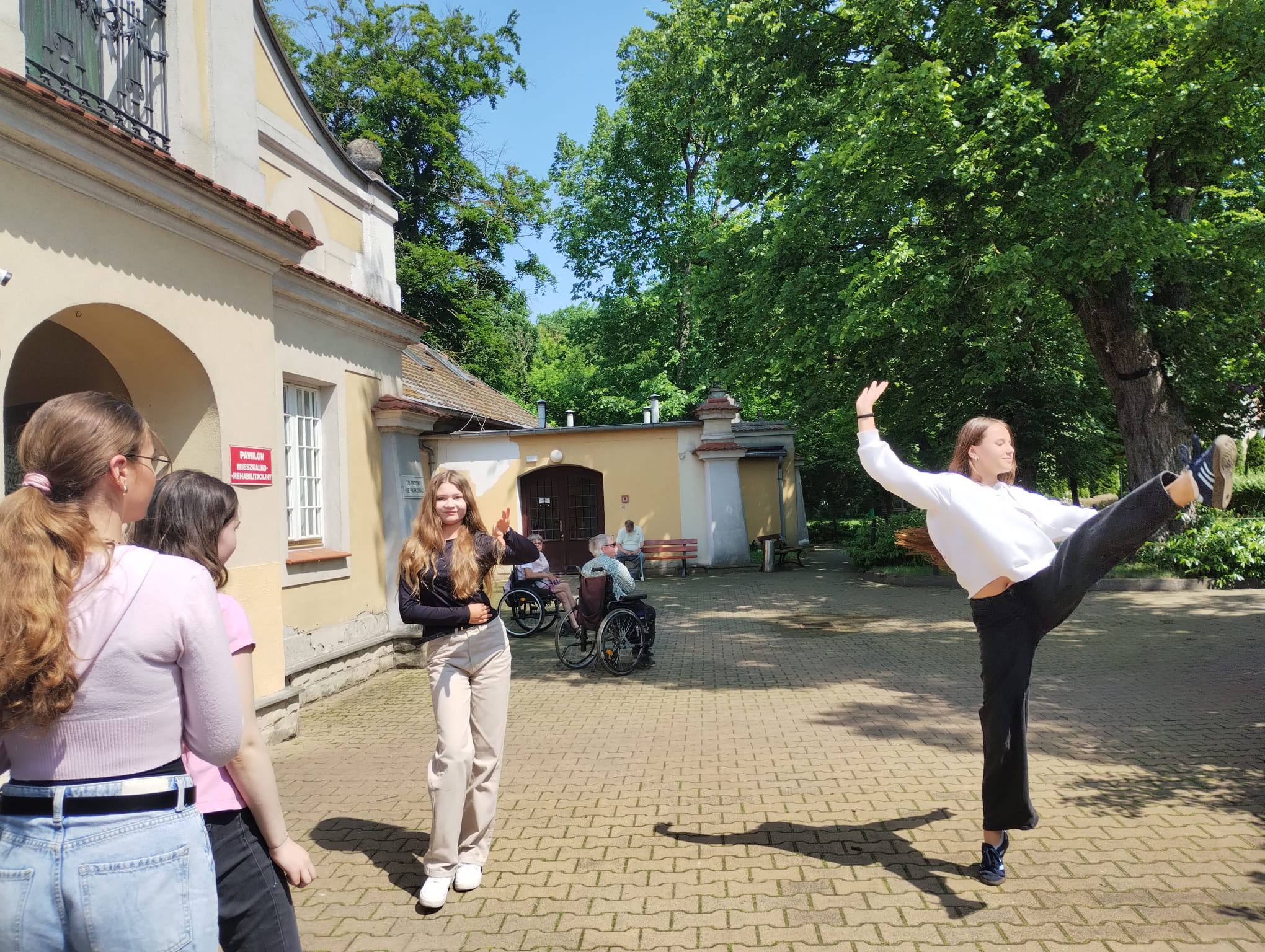 Zdjącie dziewczyny przed budynkiem