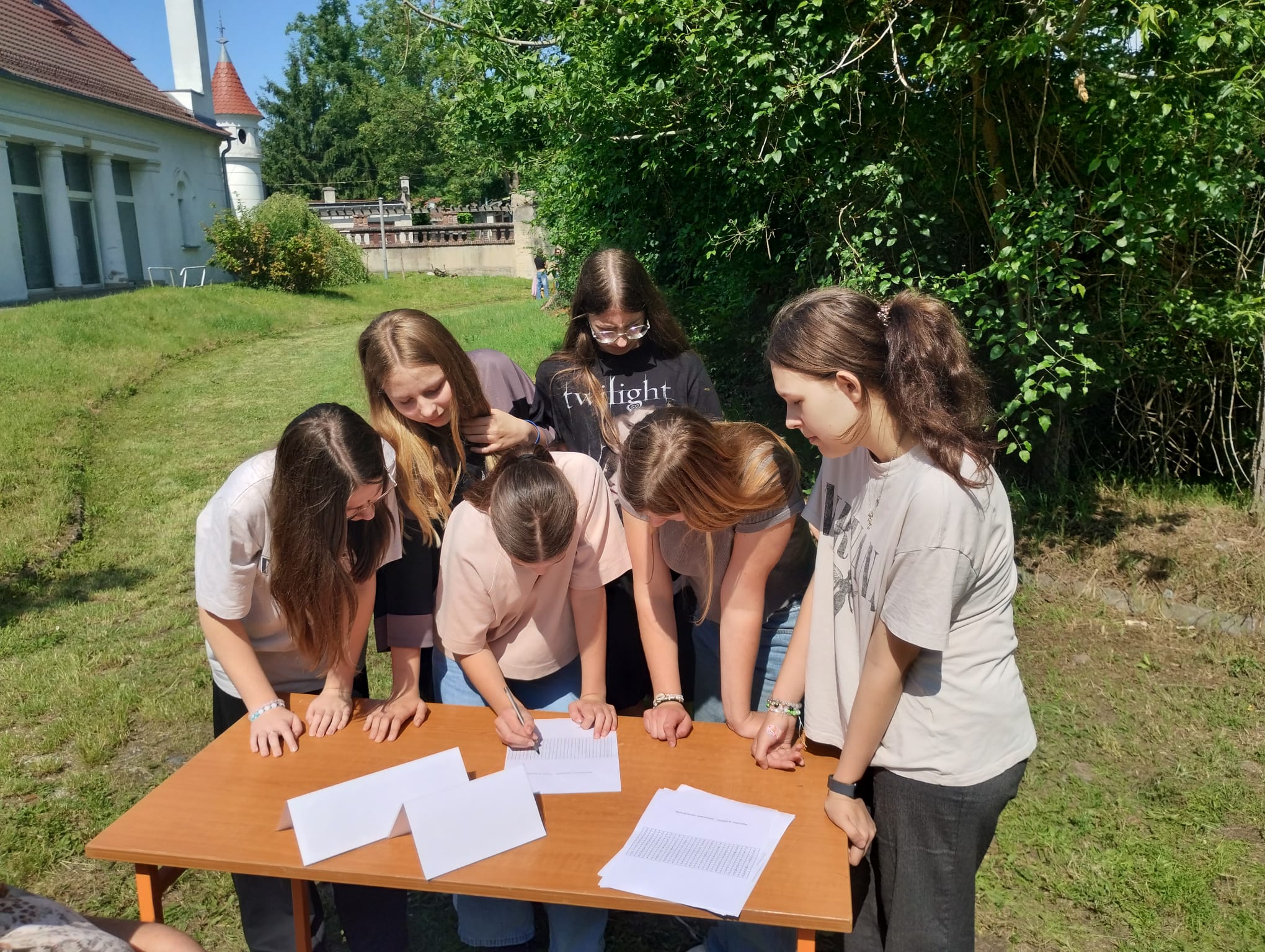 Grupa uczestników wypełnia test