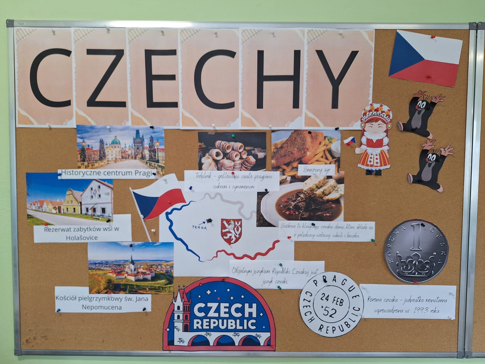 Gazetka na ścianie w temacie czech ,od góry napis czechy a pod nim zarys państwa, dookoła wycinki z informacjami na temat kraju