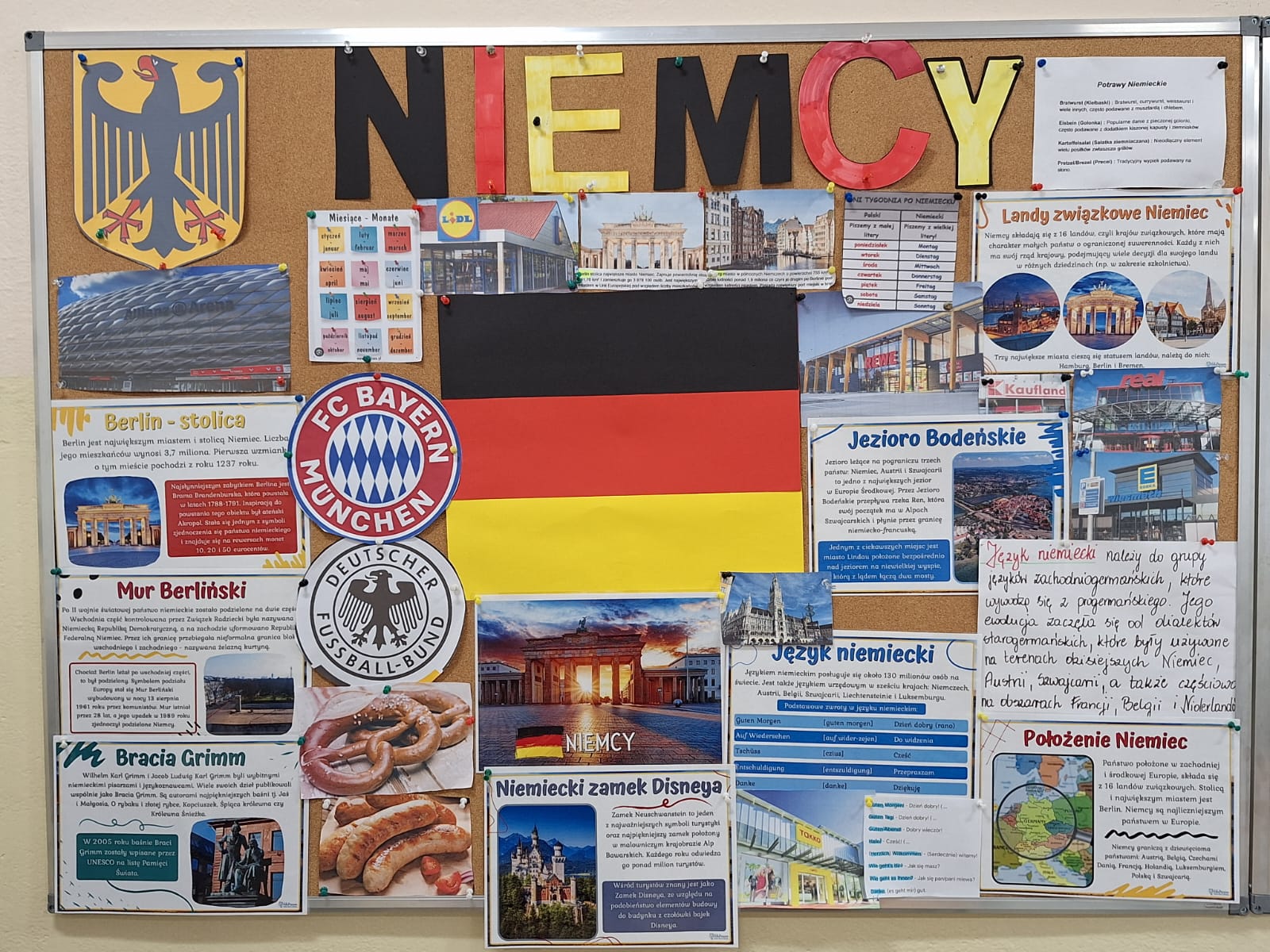 Gazetka na ścianie w temacie niemiec,po środku kolorowy napis niemcy a pod nim flaga, dookoła wycinki z informacjami na temat państwa