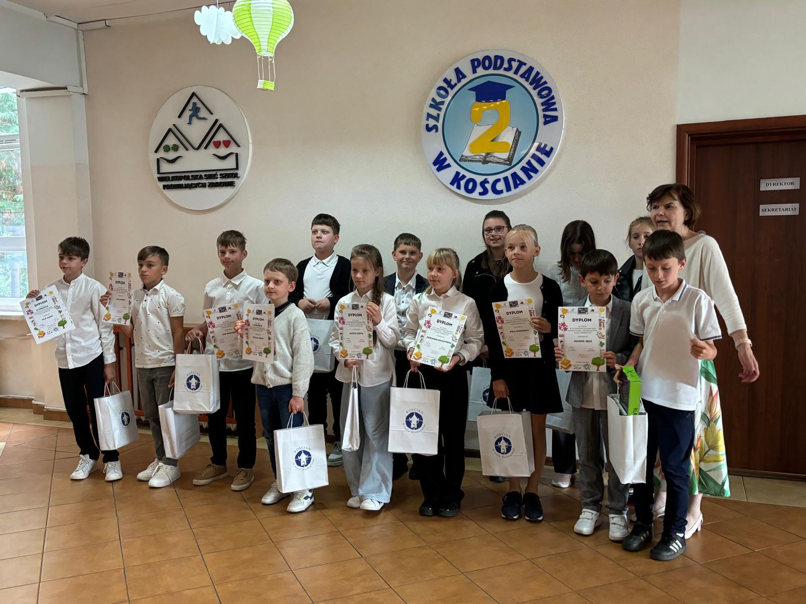 Zdjęcie grupowe z nagrodami