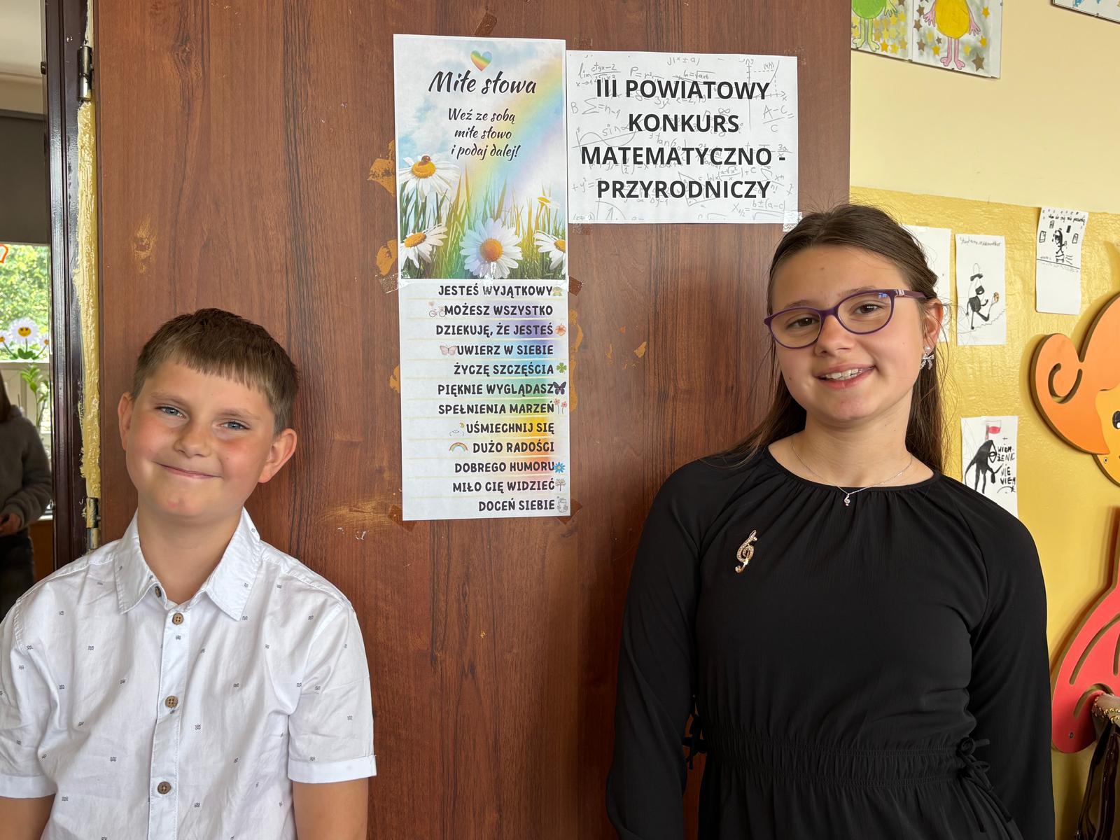 Chlopiec i dziewczynka na tle nazwy "III Powiatowy Konkurs matematyczno-przyrodniczy"