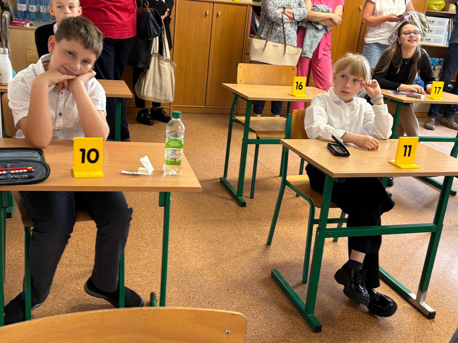Uczestnik siedzący przy stoliku z numerem 10
