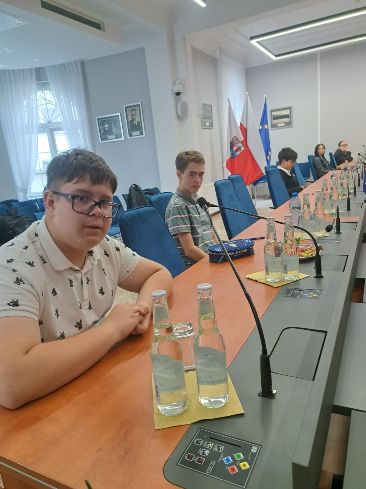 Zdjęcie uczestników przy stole konferencyjnym