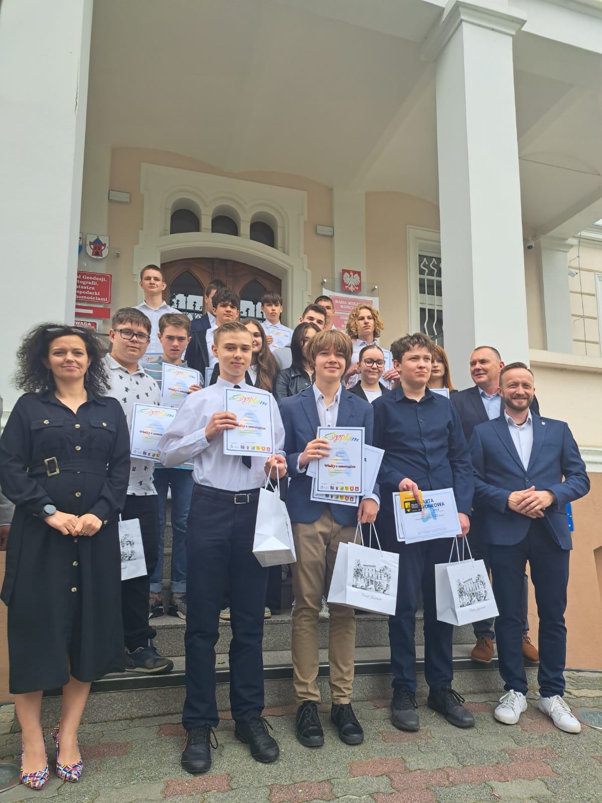 Zdjęcie grupowe uczestników z nagrodami