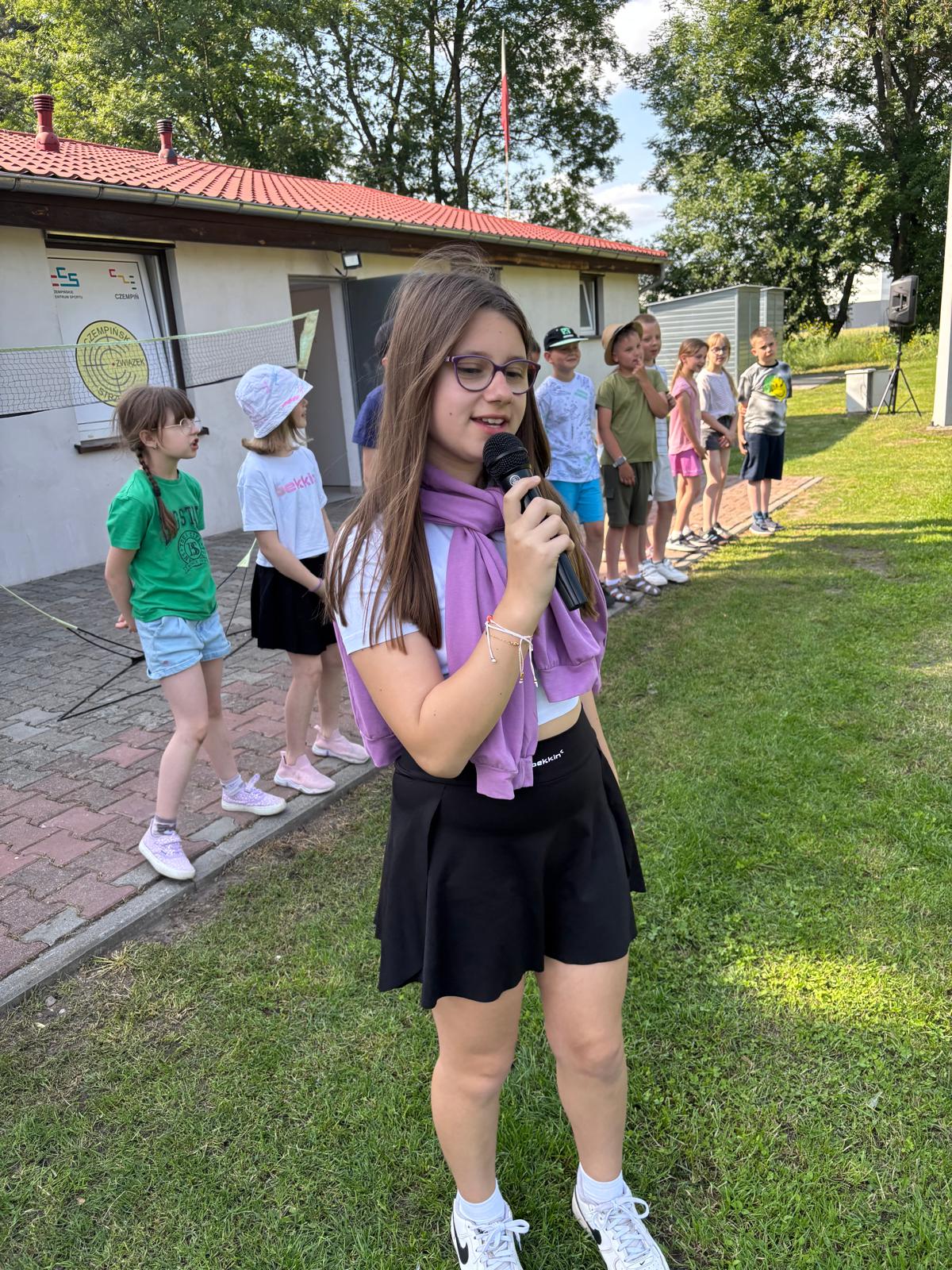 Dziewczyna mówiąca do mikrofonu