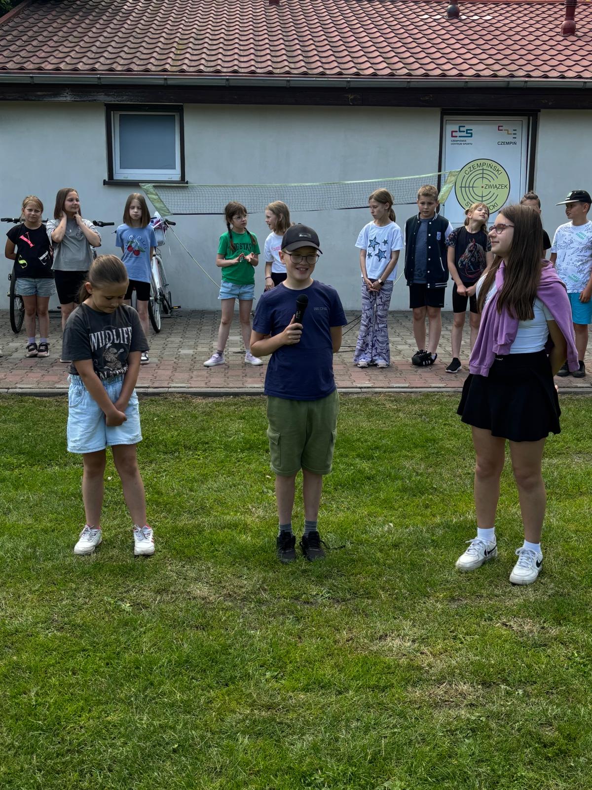 Grópa uczniów z mikrofonem