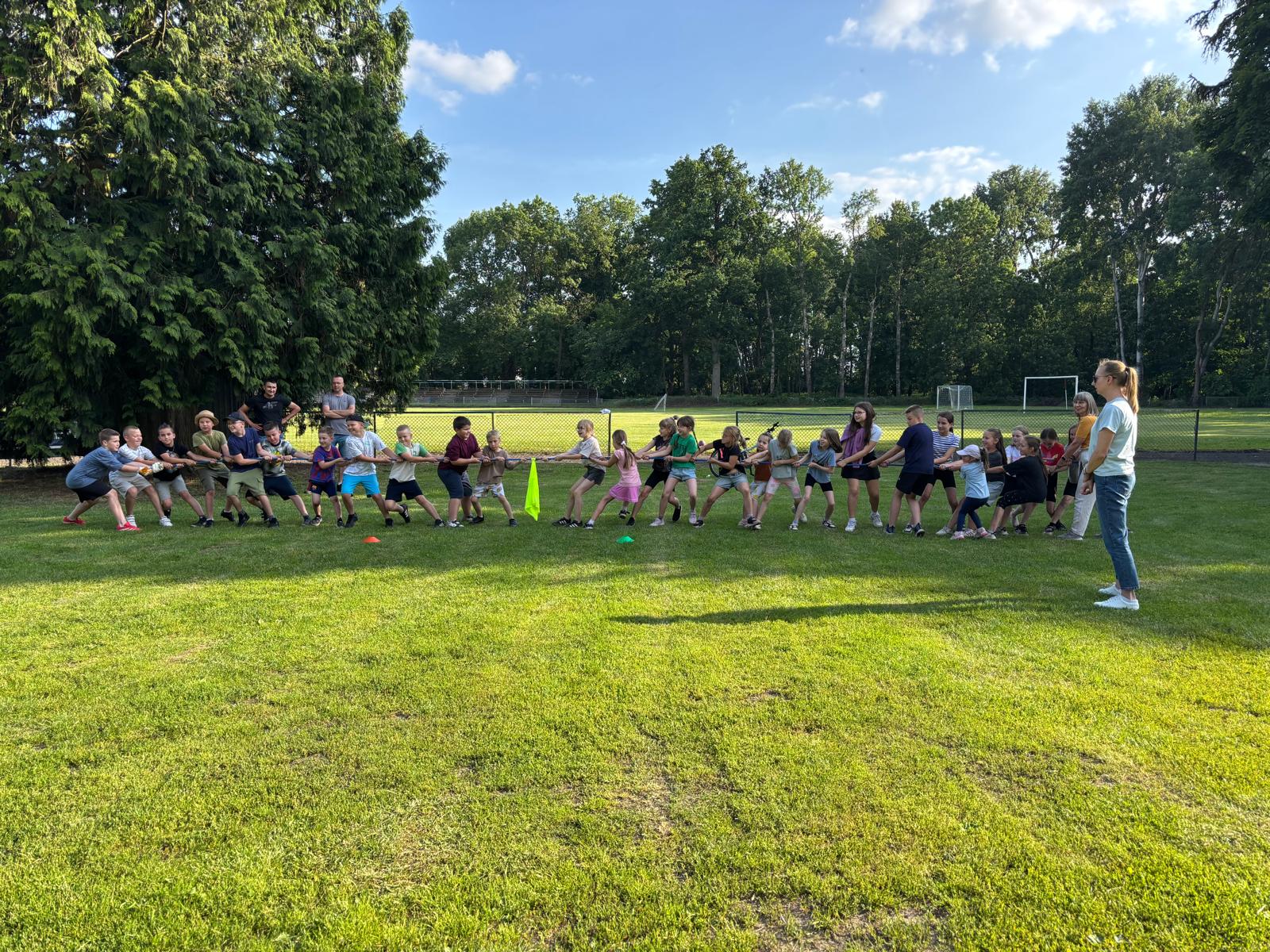 Zabawa sportowa przeciąganie liny