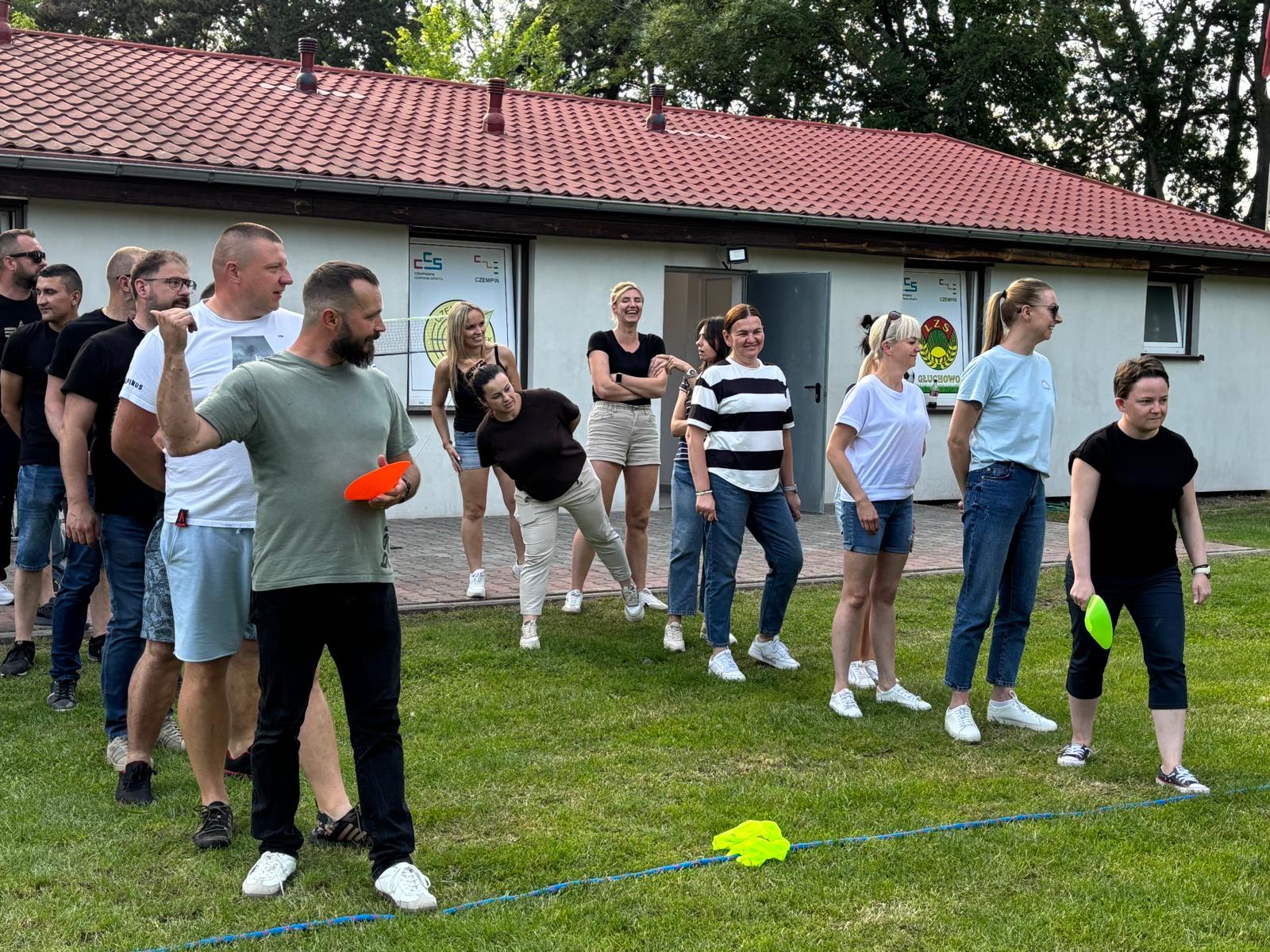 Zabawa sportowa - uczestnicy stoją w dwóch rzędach