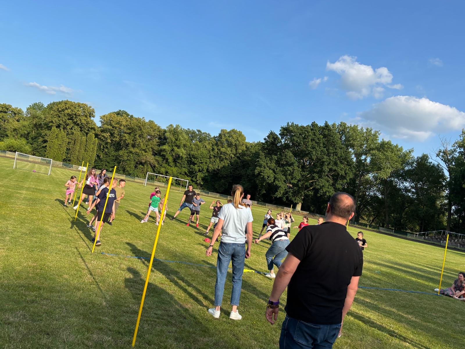 Zabawa sportowa - grupa dzieci