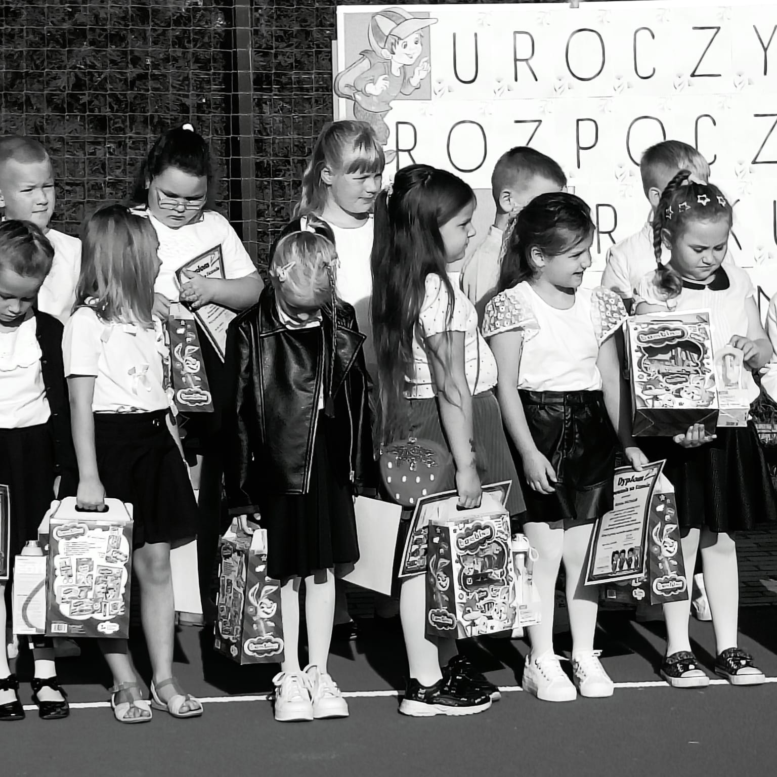 Zdjęcie grupowe uczniów z upominkami