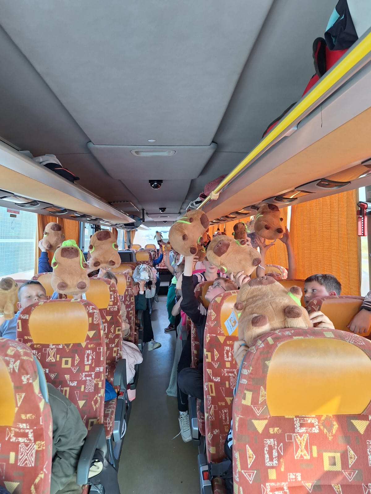 Zdjęcie uczestników wycieczki siedzących e autobusie