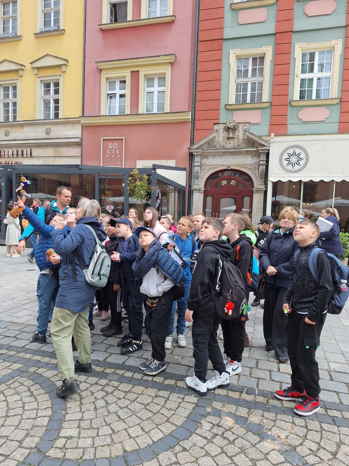 Zdjęcie uczestników na rynku 