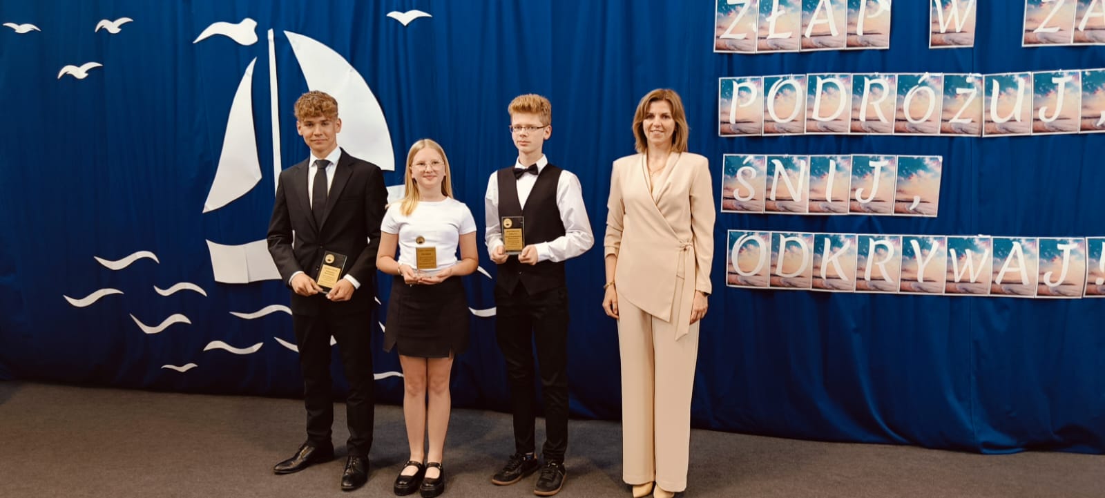 Zdjęcie laureatów z nagrodami